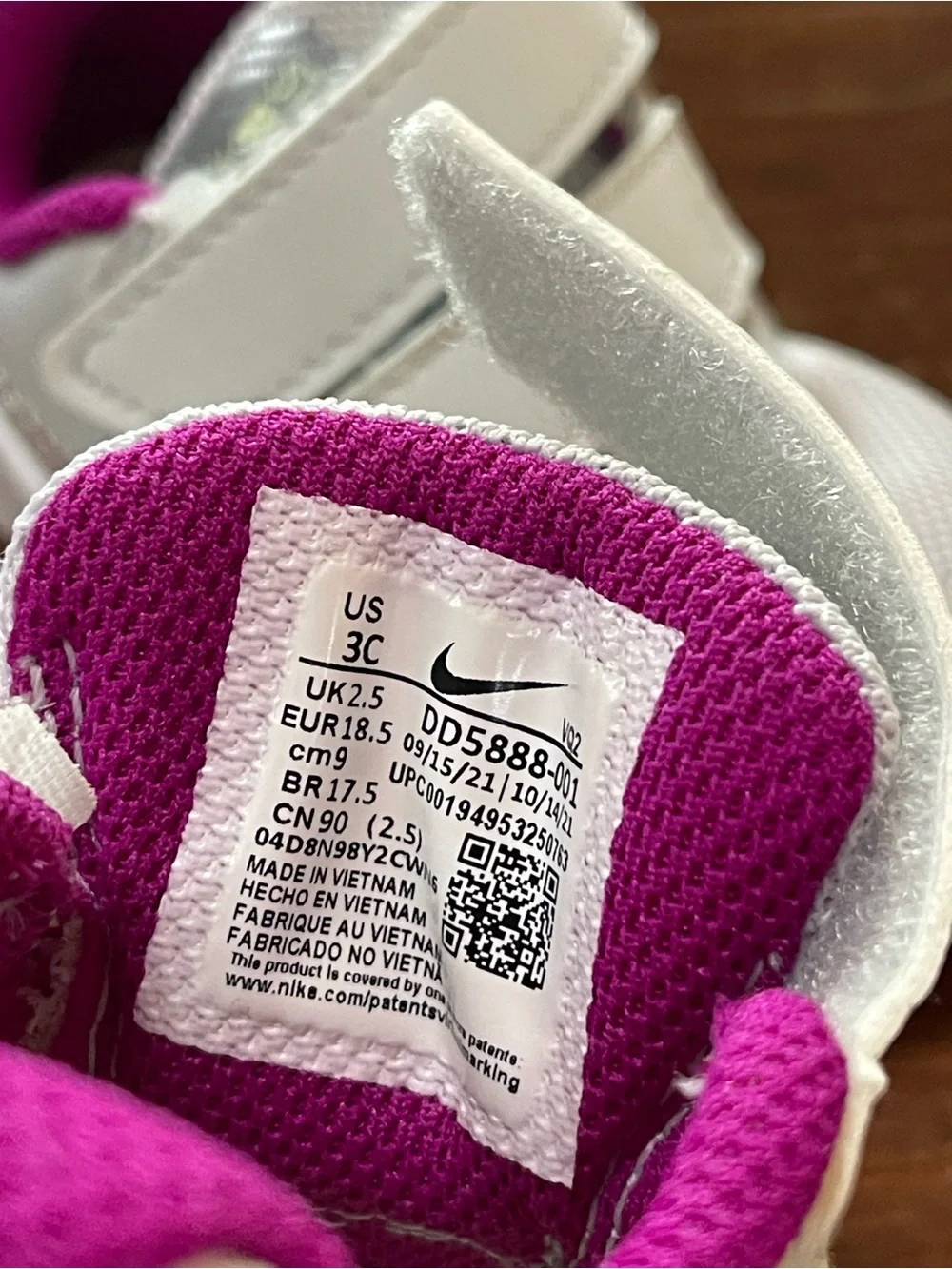Nike Infant Star Runner White Sneakers Sz 3C Pink Lining Iridescent Swoosh